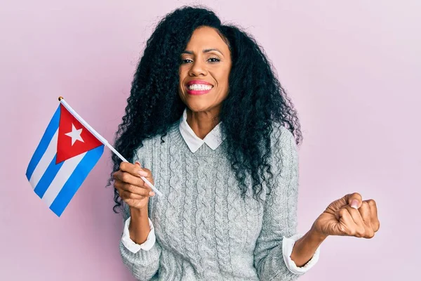 Středověká Africká Americká Žena Držící Kubánskou Vlajku Křičící Hrdě Oslavující — Stock fotografie