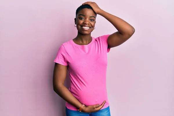 Joven Mujer Afroamericana Esperando Bebé Tocando Vientre Embarazada Sonriendo Confiado — Foto de Stock
