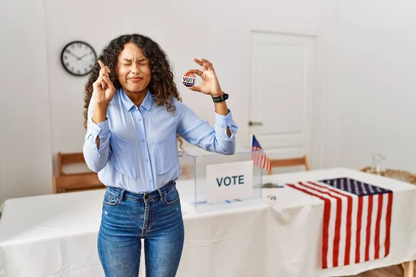 投票によって政治運動に立っている美しいヒスパニック系の女性は 指をジェスチャー希望と目を閉じて笑顔を越えました 幸運と迷信の概念は — ストック写真