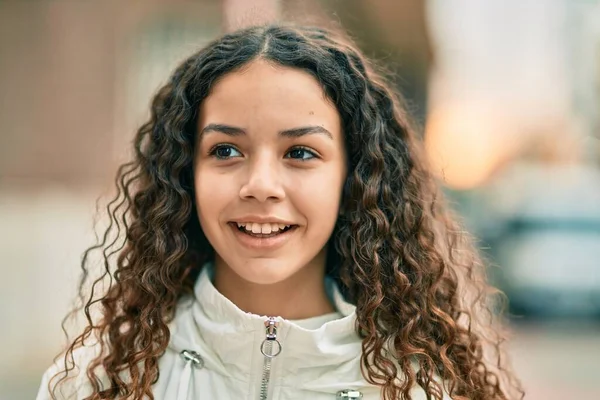 Hispanik Genç Kız Gülümseyerek Şehirde Mutlu Mesut Duruyor — Stok fotoğraf