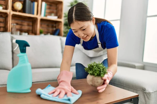 Jovem Dona Casa Chinesa Limpeza Mesa Usando Difusor Pano Casa — Fotografia de Stock