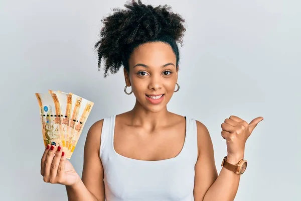 Mladá Africká Americká Dívka Držící Filipínské Peso Bankovky Ukazující Palcem — Stock fotografie