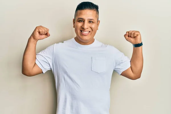 Gündelik Beyaz Tişört Giyen Genç Latin Adam Gururla Gülümseyen Kol — Stok fotoğraf
