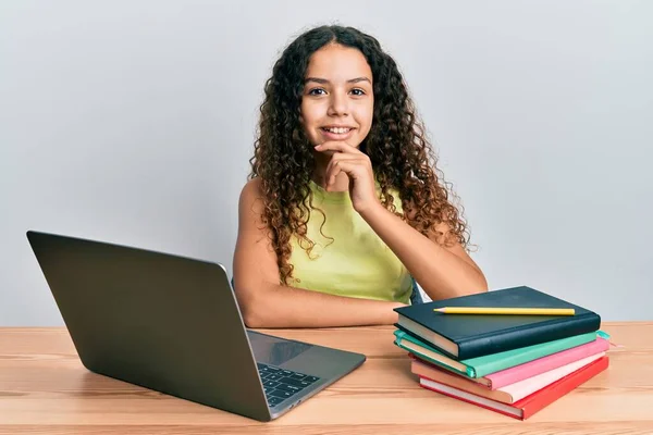 Teenager Hispanic Girl Sitting Table Studying School Smiling Looking Confident — Stock Photo, Image