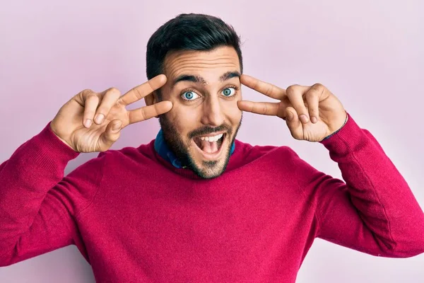 Junger Hispanischer Mann Lässiger Kleidung Trägt Friedenssymbol Mit Den Fingern — Stockfoto