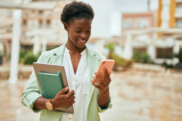 Jovem Mulher Negócios Afro Americana Sorrindo Feliz Usando Smartphone Cidade — Fotografia de Stock