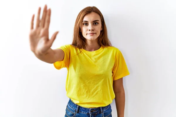 Junge Brünette Frau Die Vor Isoliertem Hintergrund Steht Und Nicht — Stockfoto