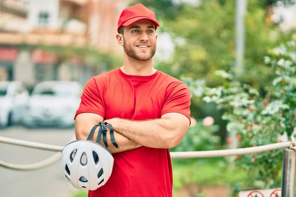 Jonge Kaukasische Bezorger Glimlachend Gelukkig Holding Fiets Helm Stad — Stockfoto