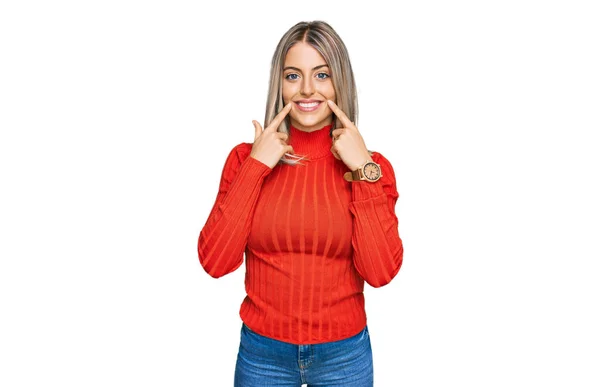 Hermosa Mujer Rubia Vistiendo Ropa Casual Sonriendo Con Boca Abierta — Foto de Stock