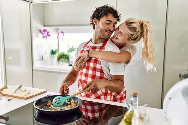 Jong Paar Glimlachen Gelukkig Knuffelen Koken Keuken — Stockfoto