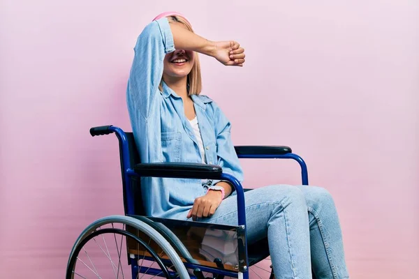 Tekerlekli Sandalyede Oturan Güzel Sarışın Kadın Kollarıyla Gözlerini Kapatıyor Neşeli — Stok fotoğraf