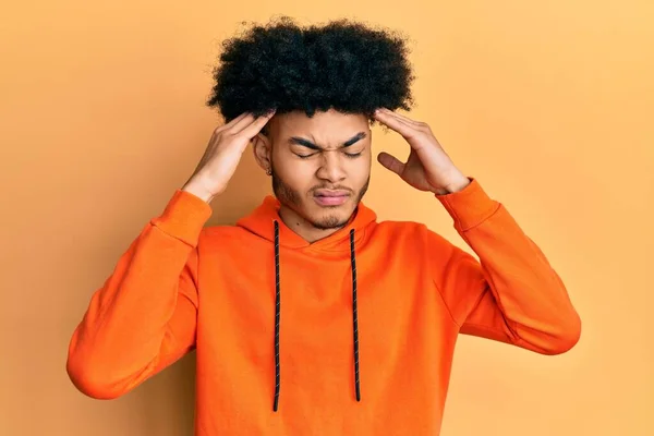 Jovem Afro Americano Com Cabelo Afro Vestindo Camisola Casual Com — Fotografia de Stock