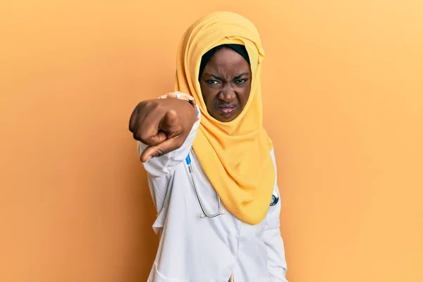 Beautiful African Young Woman Wearing Doctor Uniform Hijab Pointing Displeased — Stock Photo, Image