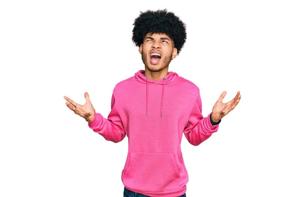 Joven Afroamericano Con Pelo Afro Usando Sudadera Rosa Casual Loco —  Fotos de Stock