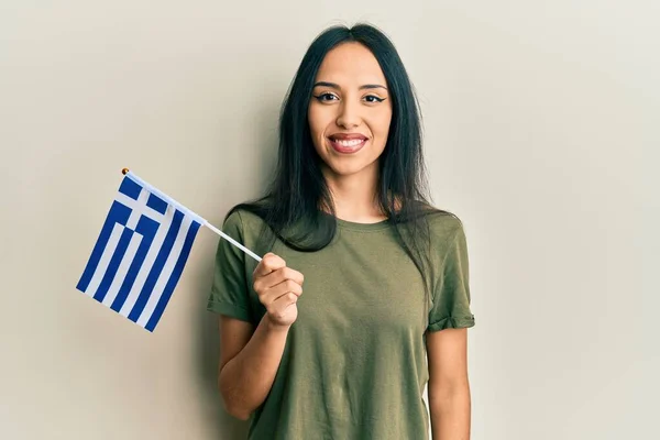 Menina Hispânica Jovem Segurando Bandeira Grega Olhando Positivo Feliz Sorrindo — Fotografia de Stock