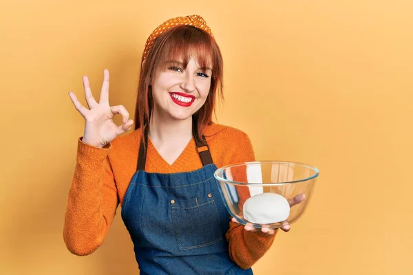 Ekmek Hamuru Tutan Kızıl Saçlı Genç Kadın Parmaklarıyla Imza Atıyor — Stok fotoğraf
