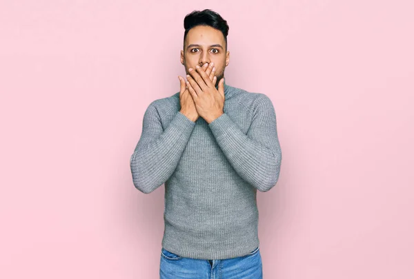 Jeune Homme Arabe Portant Des Vêtements Décontractés Choqué Couvrant Bouche — Photo