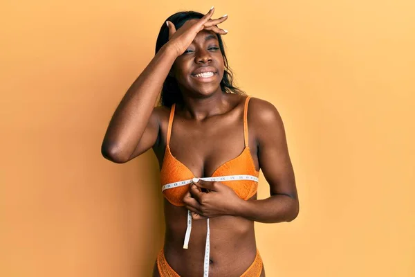Mladý Africký Americký Žena Nošení Spodní Prádlo Pomocí Pásky Opatření — Stock fotografie