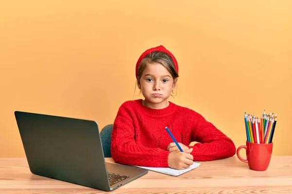 Pequena Menina Bonita Estudando Usando Computador Laptop Bochechas Inchadas Com — Fotografia de Stock