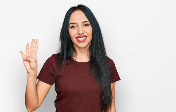 Junges Hispanisches Mädchen Trägt Lässiges Shirt Und Zeigt Mit Finger — Stockfoto