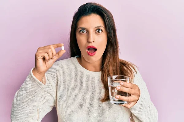 Mulher Hispânica Bonita Segurando Pílula Vidro Água Com Medo Chocado — Fotografia de Stock