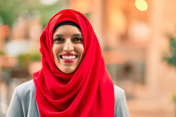 Junge Araberin Hijab Lächelt Glücklich Die Stadt — Stockfoto