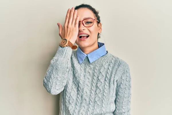 Jonge Blanke Vrouw Met Casual Kleding Bril Een Oog Met — Stockfoto