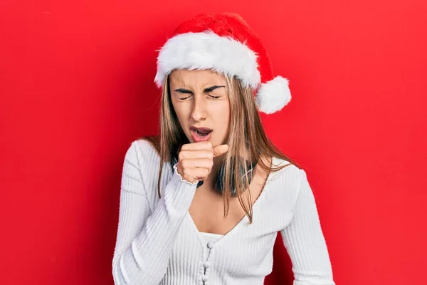 Mulher Hispânica Bonita Usando Chapéu Natal Fones Ouvido Sentindo Mal — Fotografia de Stock