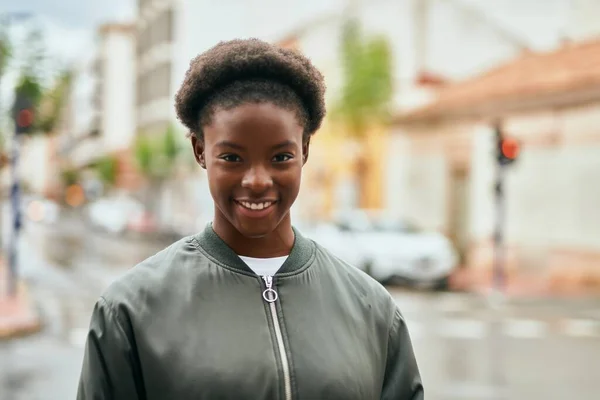 Ung Afrikansk Amerikansk Flicka Ler Lycklig Stående Vid Staden — Stockfoto