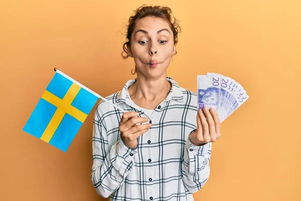 Jonge Brunette Vrouw Met Zweedse Vlag Krone Bankbiljetten Het Maken — Stockfoto