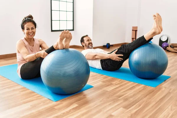 Gammaldags Latinamerikanskt Par Som Övar Och Stretchar Yogarummet Två Vuxna — Stockfoto