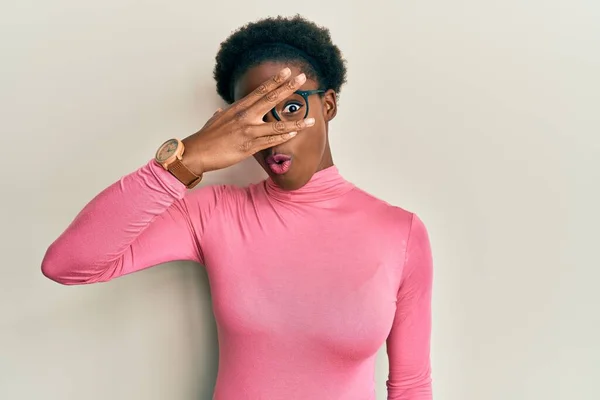 Молодая Африканская Американская Девушка Повседневной Одежде Очках Подглядывающая Рукой Шокирующее — стоковое фото