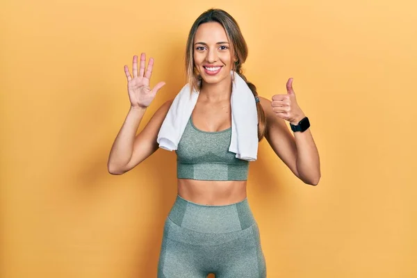 Beautiful Hispanic Woman Wearing Sportswear Towel Showing Pointing Fingers Number — Stock Photo, Image