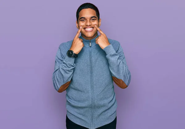 Junger Gutaussehender Hispanischer Mann Lässigem Sweatshirt Der Mit Offenem Mund — Stockfoto