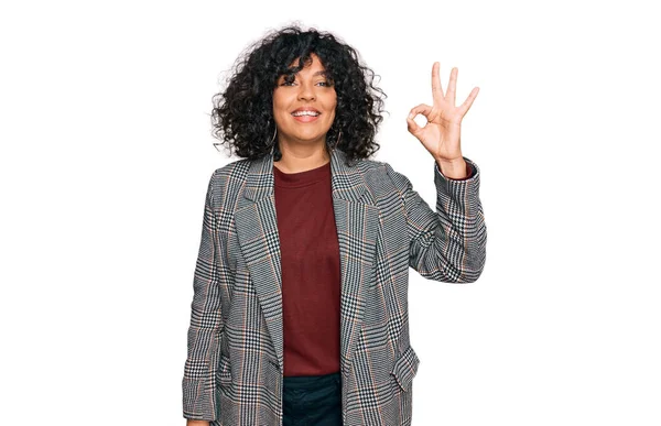 Mujer Hispana Joven Vistiendo Ropa Negocios Sonriendo Positiva Haciendo Bien —  Fotos de Stock