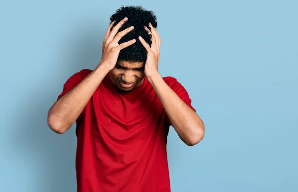 Hombre Afroamericano Joven Con Camiseta Roja Casual Que Sufre Dolor —  Fotos de Stock