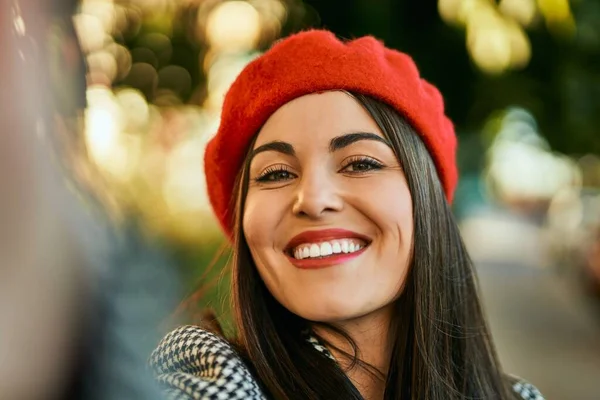 Jonge Hispanic Vrouw Glimlachen Gelukkig Maken Selfie Door Camera Stad — Stockfoto