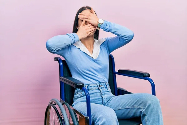 Bella Donna Con Gli Occhi Azzurri Seduta Sedia Rotelle Che — Foto Stock