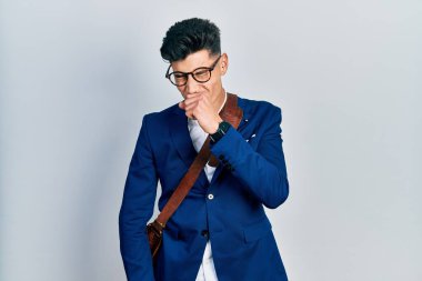 İş kıyafetleri giyen İspanyol genç adam kendini kötü hissediyor ve soğuk algınlığı veya bronşitin belirtisi olarak öksürüyor. sağlık hizmeti kavramı. 