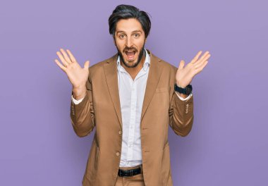 İş kıyafetleri giymiş genç bir İspanyol çılgın ve başarıyı kollarını kaldırıp heyecanla haykırarak kutluyor. Kazanan konsept 