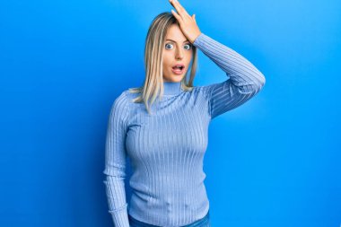 Gündelik giysiler giyen güzel sarışın kadın bir hata yüzünden el ele tutuşup şaşırdı. Hatayı hatırla. Unuttum, kötü hafıza kavramı. 