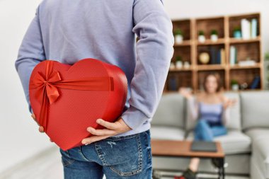 Genç adam sevgilisine evde sevgililer günü hediyesiyle sürpriz yapıyor..