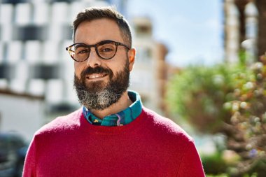 Genç İspanyol yönetici şehirde mutlu bir şekilde dikiliyor..