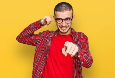 İspanyol genç adam gülümseyerek telefonda konuşarak ve seni işaret ederek gülümsedi. Ara beni.. 