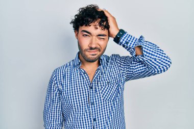 Gündelik kıyafetler giyen genç İspanyol adam soru sorup kafasını karıştırıyor. Şüpheyle kararsız, kafa kafaya düşünerek. Düşünceli kavram. 
