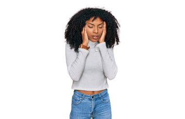Genç Afro-Amerikalı kız, elleri başının üstünde, günlük kıyafetler giyiyor, stres yüzünden baş ağrısı çekiyor. migren ağrısı. 