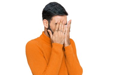 Ağlarken suratını ellerle kapatan, günlük kıyafetler giyen genç İspanyol. depresyon kavramı. 