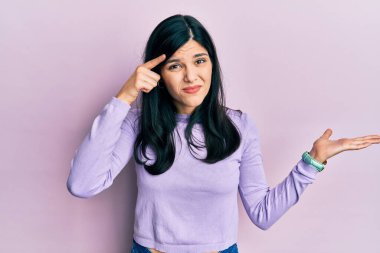 Gündelik kıyafetler giyen genç İspanyol kadın avuç içi açık fotokopi alanı ve alnını göstermekten rahatsız oluyor. Bunu bir düşün.. 