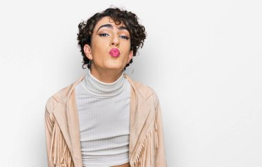 Makyaj yapan yakışıklı bir adam ve kameraya bakan kadın kıyafetleri. Canlı yayında öpüşmek, güzel ve seksi olmak. aşk ifadesi. 