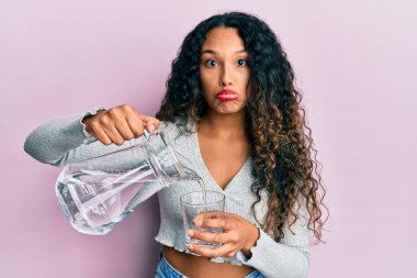 Depresyona girmiş ve üzüntüden ağlayan öfkeli ve korkmuş genç Latin bir kadın. hüzünlü ifade. 